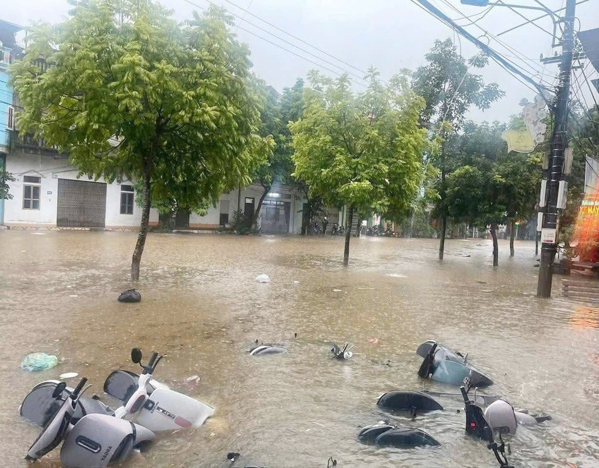 Mưa lớn đã làm nhiều tuyến phố trên địa bàn phường Cam Đường, tỉnh Lào Cai biến thành sông gây ách tắc giao thông. Ảnh: Phúc Trí.