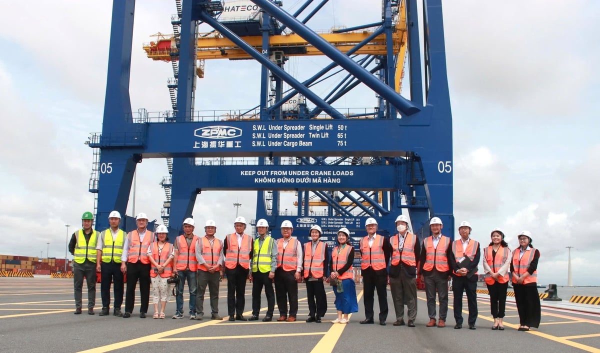 Cục Biển và Hải đảo Việt Nam (Bộ Nông nghiệp và Môi trường) đã tổ chức thực địa cho đoàn công tác của Ban Thư ký Chính sách Đại dương Quốc gia (Văn phòng Nội các Nhật Bản) tại khu bến cảng Lạch Huyện, đặc khu Cát Hải, Hải Phòng. Ảnh: Trường Giang.