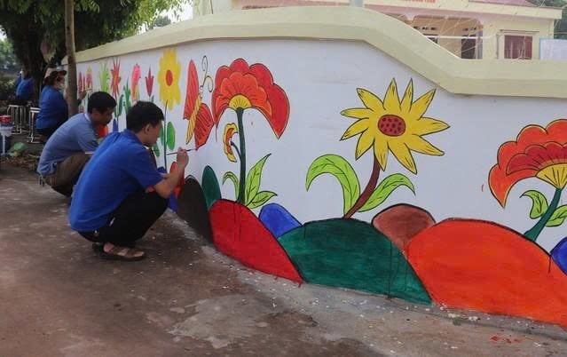 Thanh niên vẽ tranh tường, tạo dựng cảnh quan nông thôn mới. Ảnh: BND. Thanh niên vẽ tranh tường, tạo dựng cảnh quan nông thôn mới. Ảnh: BND.