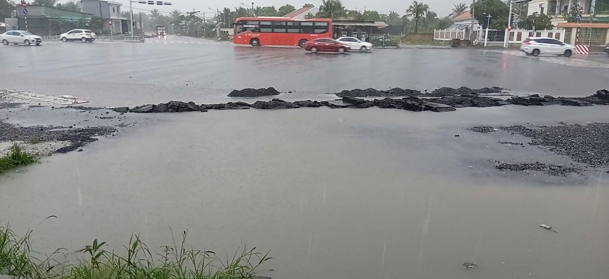 Hạng mục đường dẫn vào cầu Rạch Miễu 2 trước đây không có hệ thống thoát nước. Ảnh: Minh Đảm.
