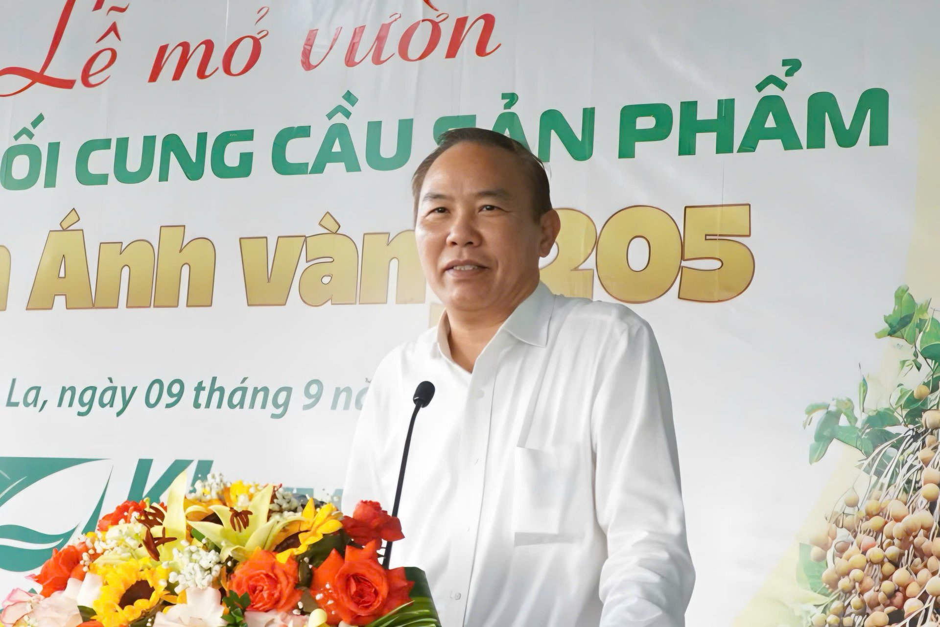 Phát biểu tại Lễ mở vườn, Thứ trưởng Phùng Đức Tiến bày tỏ: Ngay từ đường vào, tôi thấy rất vui vì sự trĩu quả, xanh tốt của vườn nhãn. Những vườn cây ăn quả như thế này đã góp phần thực hiện hiệu quả nhiệm vụ tái cơ cấu ngành nông nghiệp và làm giàu cho bà con nông dân. Thứ trưởng đánh giá cao công tác tổ chức Lễ mở vườn ngày hôm nay cũng như vai trò của việc gắn khoa học công nghệ với công tác khuyến nông, thúc đẩy ứng dụng tiến bộ kỹ thuật vào sản xuất. Phát biểu tại Lễ mở vườn, Thứ trưởng Phùng Đức Tiến bày tỏ: Ngay từ đường vào, tôi thấy rất vui vì sự trĩu quả, xanh tốt của vườn nhãn. Những vườn cây ăn quả như thế này đã góp phần thực hiện hiệu quả nhiệm vụ tái cơ cấu ngành nông nghiệp và làm giàu cho bà con nông dân. Thứ trưởng đánh giá cao công tác tổ chức Lễ mở vườn ngày hôm nay cũng như vai trò của việc gắn khoa học công nghệ với công tác khuyến nông, thúc đẩy ứng dụng tiến bộ kỹ thuật vào sản xuất.