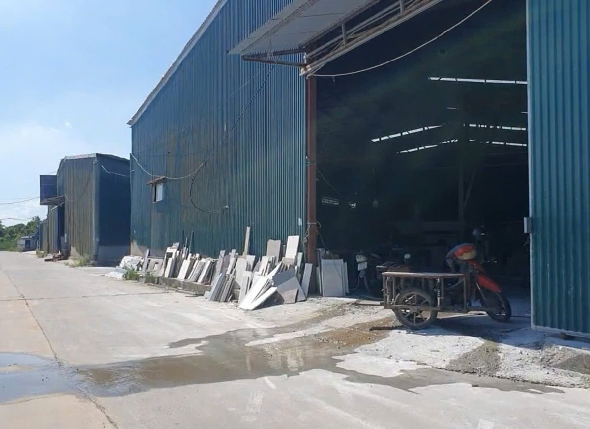 Hoạt động sản xuất vẫn diễn ra bên trong các kho xưởng trái phép tại ô đất Dự án xây dựng nhà ở CIRI. Ảnh: Sơn Dũng. Hoạt động sản xuất vẫn diễn ra bên trong các kho xưởng trái phép tại ô đất Dự án xây dựng nhà ở CIRI. Ảnh: Sơn Dũng.