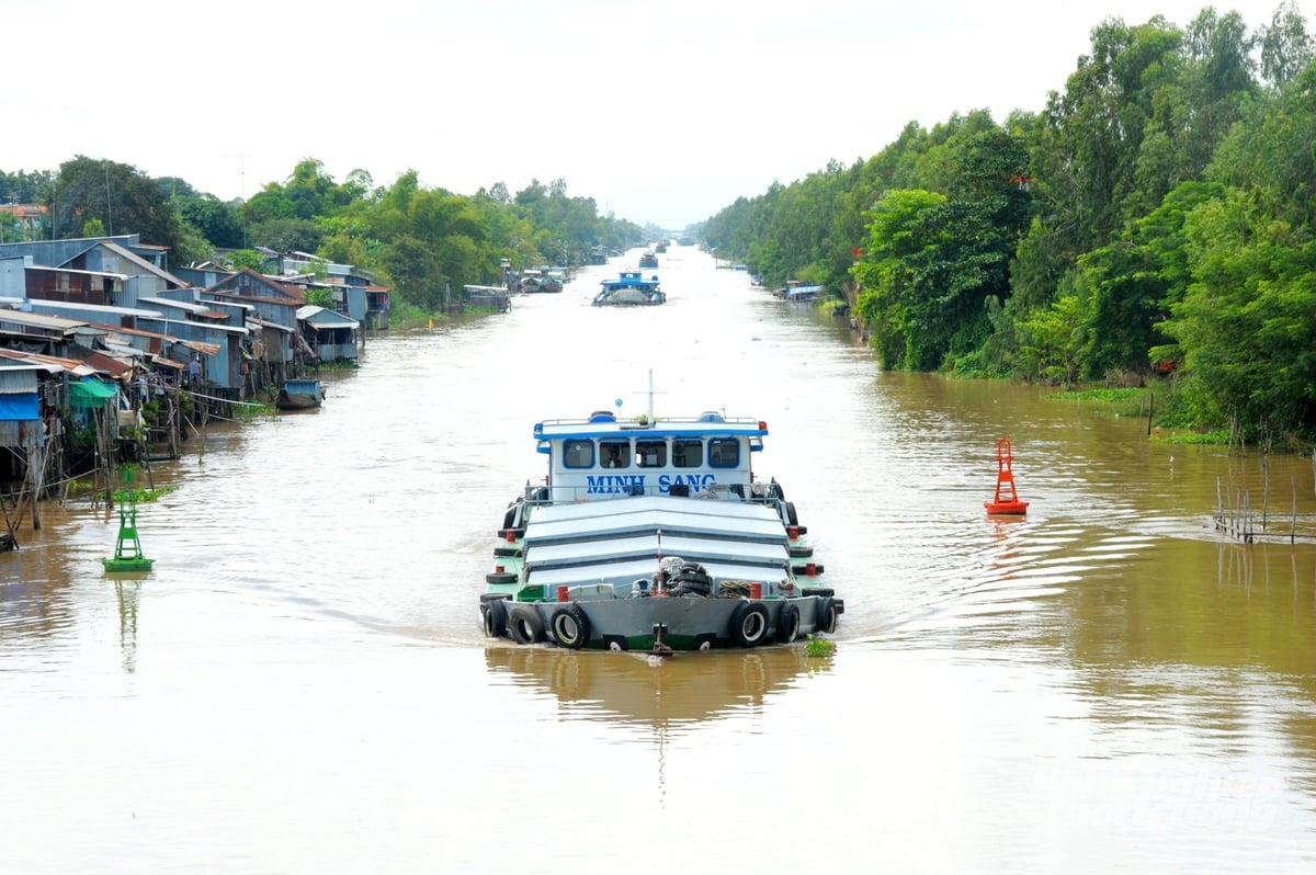 Kênh Vĩnh Tế - tuyến thủy lợi và giao thương huyết mạch, nối liền biên giới Tây Nam, góp phần phát triển kinh tế - xã hội vùng Tứ giác Long Xuyên. Ảnh: Lê Hoàng Vũ.