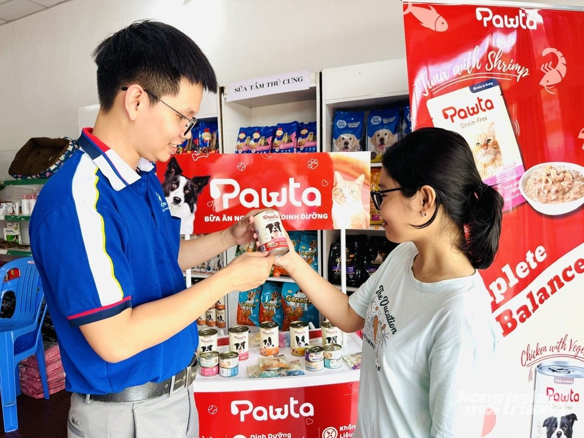 Khách hàng lựa chọn sản phẩm thức ăn Pawta cho thú cưng, đảm bảo nguồn gốc rõ ràng và đầy đủ dinh dưỡng. Ảnh: Lê Hoàng Vũ. Khách hàng lựa chọn sản phẩm thức ăn Pawta cho thú cưng, đảm bảo nguồn gốc rõ ràng và đầy đủ dinh dưỡng. Ảnh: Lê Hoàng Vũ.