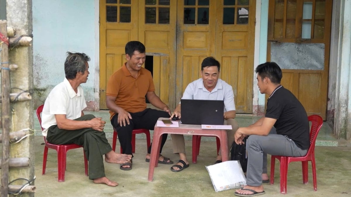 Những thông tin về cơ chế chính sách hỗ trợ cũng như kỹ thuật trong sản xuất đang giúp người nghèo ở Quảng Ngãi tiếp cận, áp dụng vào thực tế để vươn lên. Ảnh: Lê Khánh.
