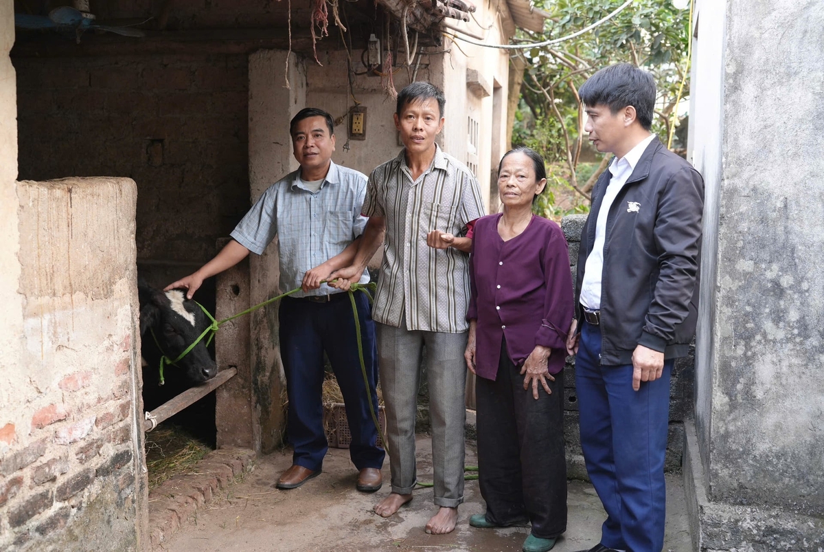 Cán bộ xã Tiên Lục thăm, động viên gia đình anh Cao Xuân Trường (thứ 2 bìa trái). Ảnh: Phạm Minh.