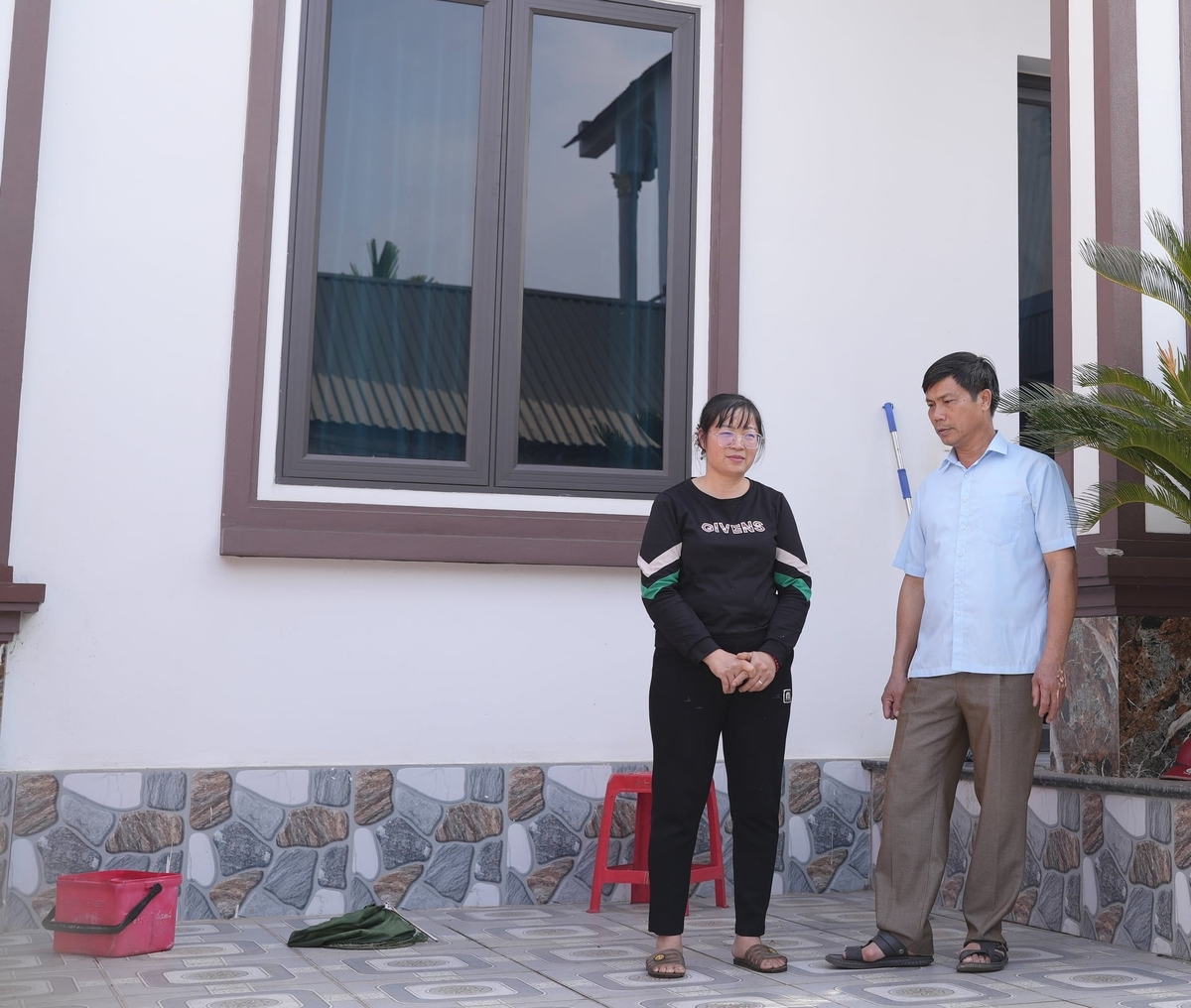 Chị Đào Thị Bích Liên phấn khởi chia sẻ về căn nhà mới được Nhà nước hỗ trợ. Ảnh: Phạm Minh.