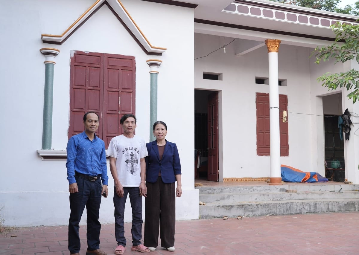 Cán bộ xã Mỹ Thái thăm nhà anh Hà Văn Cường được sửa lại vào cuối năm 2024. Ảnh: Phạm Minh.
