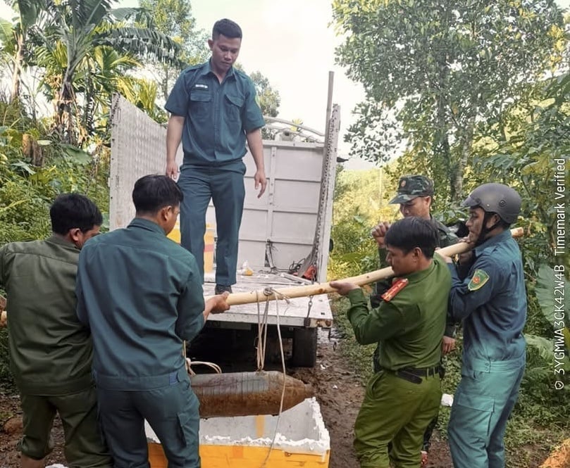  Tổ chức xử lý, di dời an toàn 2 vật nổ còn sót lại sau chiến tranh. Ảnh: V.H.