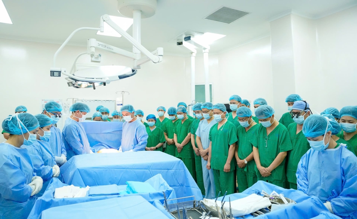 Y bác sĩ tri ân người hiến tạng và gia đình. Từ nghĩa cử hiến tạng nhân văn, hành trình nối dài sự sống tiếp tục được lan tỏa. Ảnh: Nam Phương.