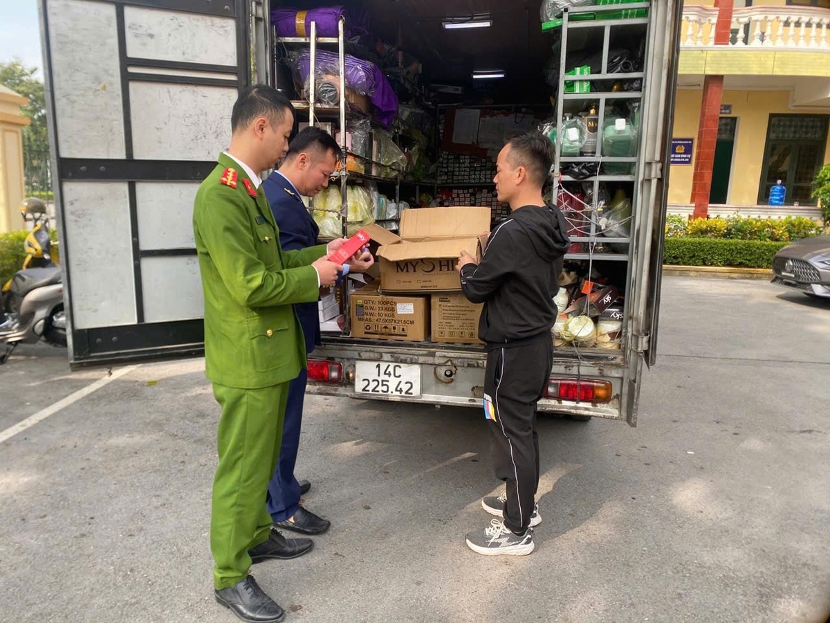 Lực lượng chức năng tỉnh Quảng Ninh phát hiện, ngăn chặn kịp thời vụ vận chuyển số lượng lớn mỹ phẩm không rõ nguồn gốc. Ảnh: Công an tỉnh Quảng Ninh. 