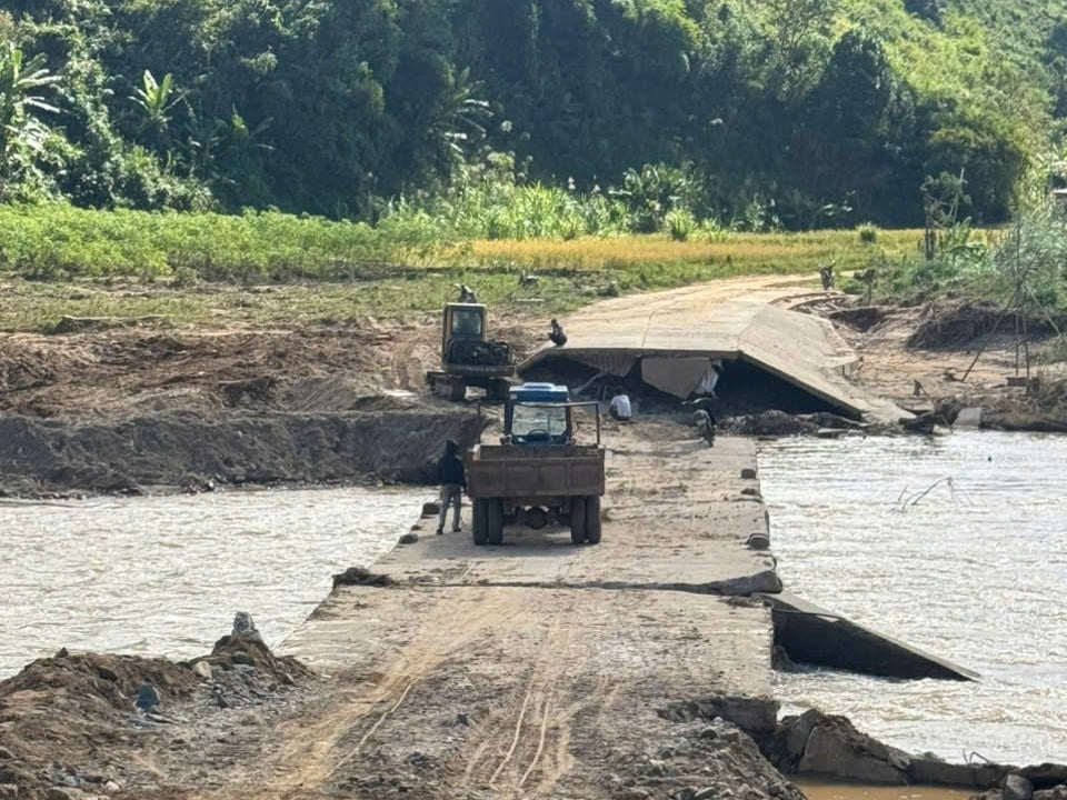 Chính quyền địa phương đã khắc phục hư hỏng của cầu tràn Đăk Tung nhưng đây cũng chỉ là giải pháp tình thế. Ảnh: L.K.
