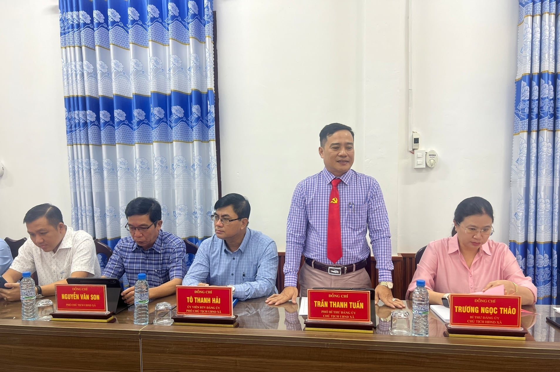  Ông Trần Thanh Tuấn (đứng), Phó Bí thư Đảng ủy, Chủ tịch UBND xã Châu Thới phát biểu tại lễ ký kết. Ảnh: Trọng Linh.