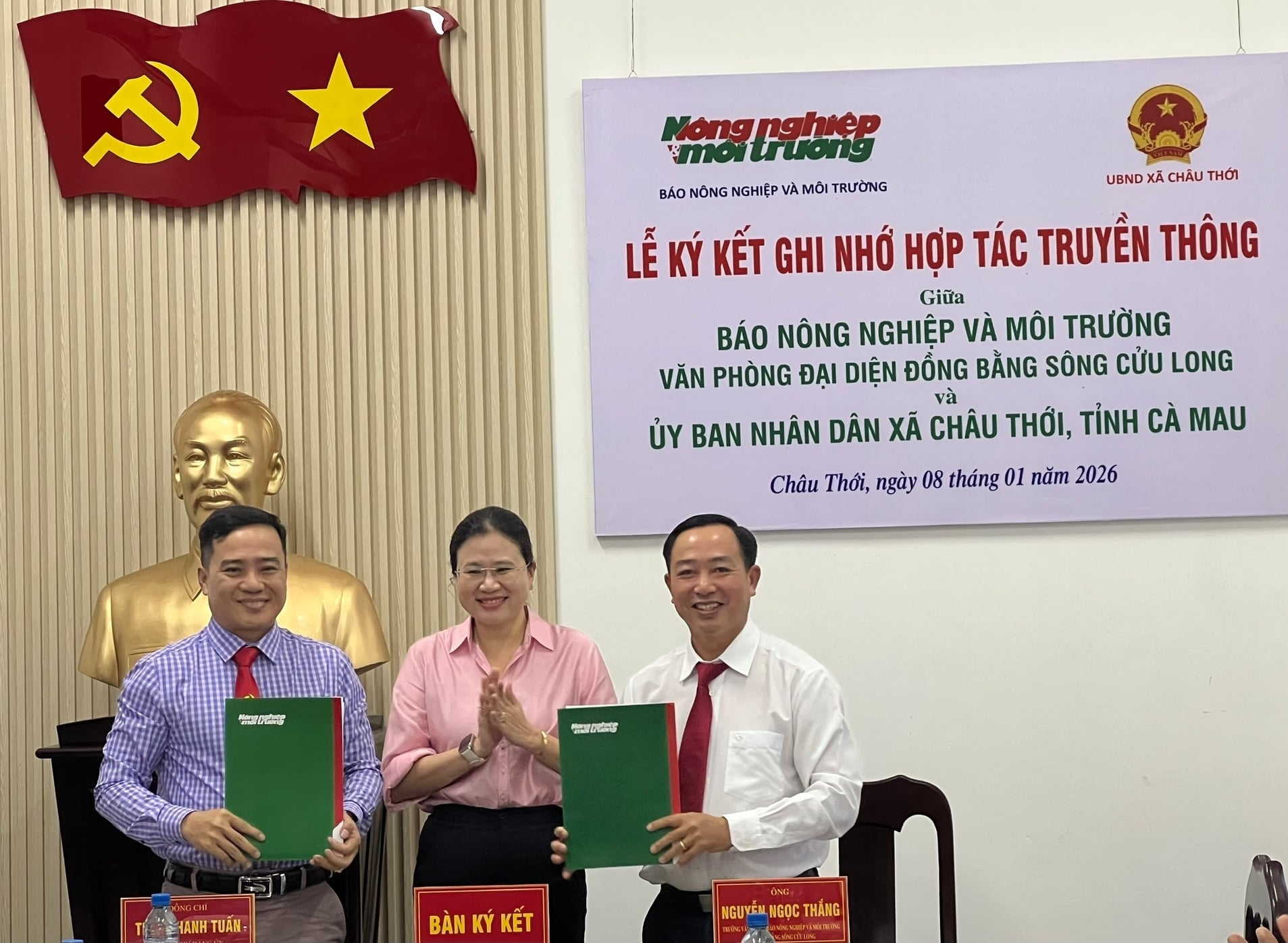 Ông Nguyễn Ngọc Thắng (bìa phải) - Trưởng Văn phòng đại diện ĐBSCL - Báo Nông nghiệp và Môi trường đã ký kết bản ghi nhớ hợp tác truyền thông với UBND xã Châu Thới, nhằm tăng cường công tác thông tin, tuyên truyền trong lĩnh vực nông nghiệp, môi trường và phát triển kinh tế - xã hội ở địa phương. Ảnh: Trọng Linh.