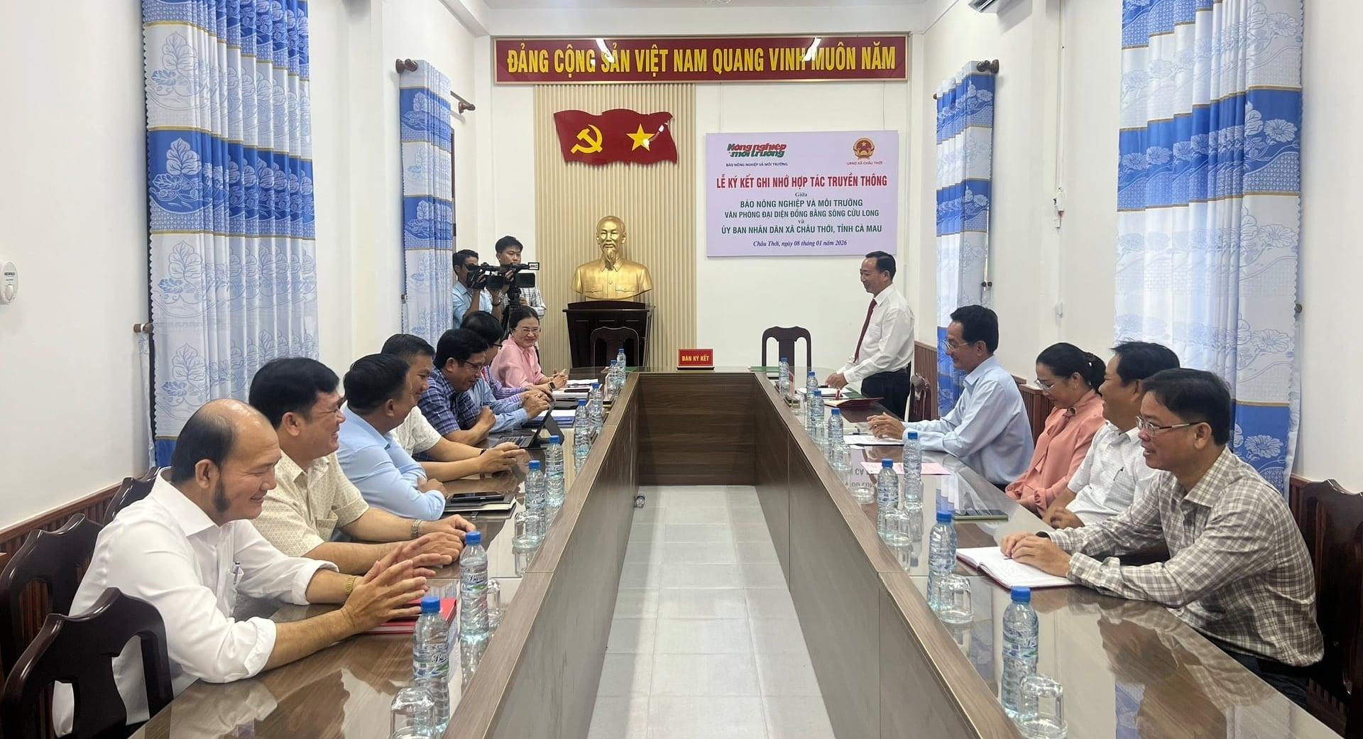 Toàn cảnh lễ ký kết giữa Báo Nông nghiệp và Môi trường cùng UBND xã Châu Thới, tỉnh Cà Mau sáng ngày 8/1/2026. Ảnh: Trọng Linh.