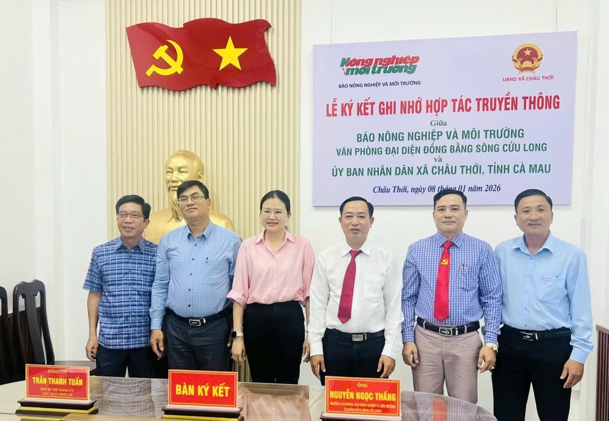 Các đại biểu chụp hình lưu niệm tại buổi lễ ký kết. Ảnh: Trọng Linh.