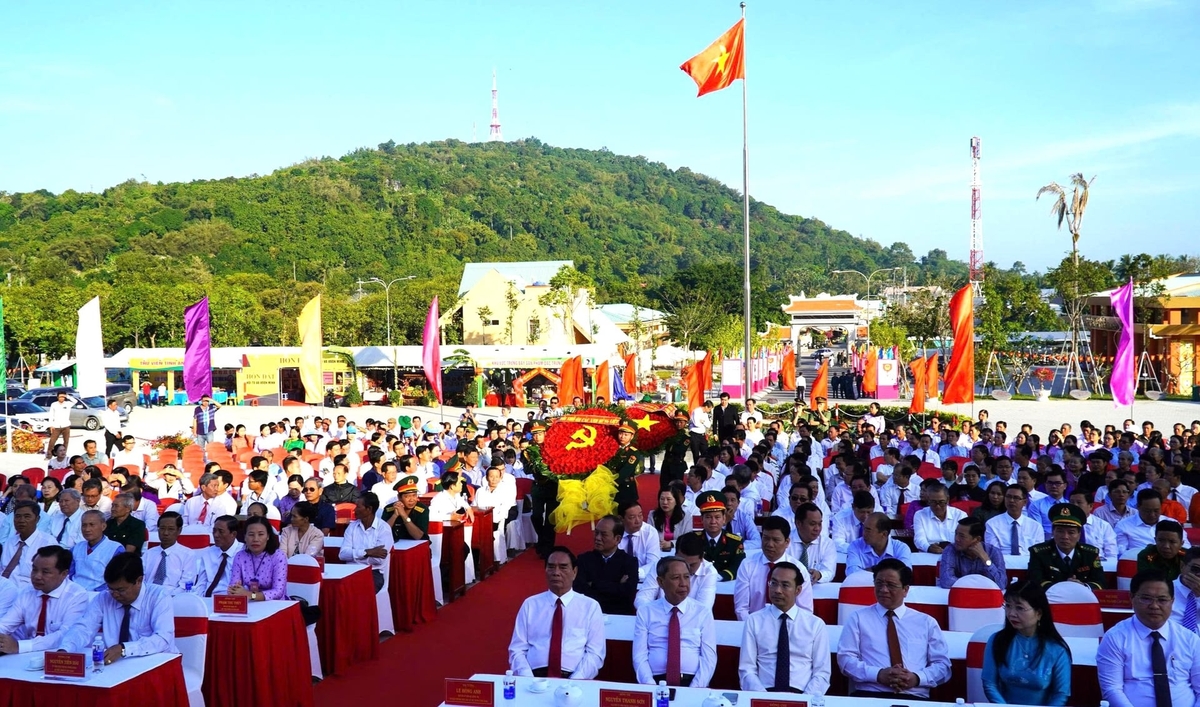 Các đại biểu tham dự Lễ dâng hoa, dâng hương kỷ niệm 64 năm ngày hy sinh Anh hùng Lực lượng vũ trang Nhân dân Phan Thị Ràng. Ảnh: Trung Chánh.