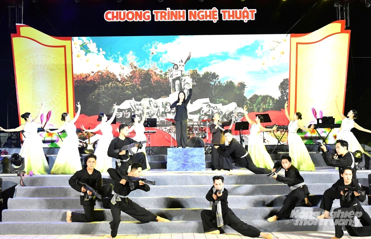 Hoạt cảnh tái hiện quá trình đấu tranh và hy sinh anh dũng của Anh hùng Lực lượng vũ trang Nhân dân Phan Thị Ràng. Ảnh: Trung Chánh.