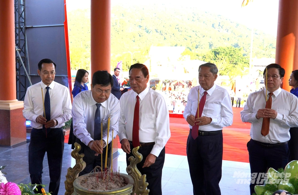 Bí thư Tỉnh ủy An Giang Nguyễn Tiến Hải cùng các đại biểu dâng hương nhân dịp Lễ kỷ niệm 64 năm ngày hy sinh Anh hùng Lực lượng vũ trang Nhân dân Phan Thị Ràng. Ảnh: Trung Chánh.