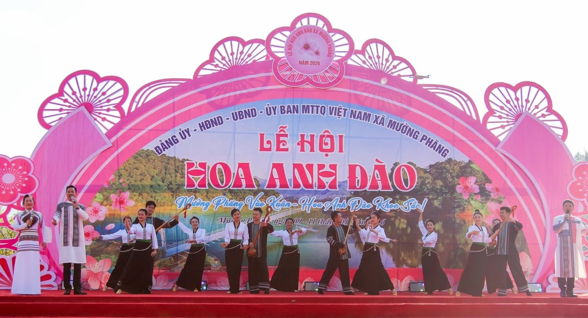 Chương trình nghệ thuật tại lễ khai mạc Lễ hội Hoa anh đào Mường Phăng 2026, tái hiện vẻ đẹp văn hóa và tinh thần đoàn kết của các dân tộc. Ảnh: H.C.