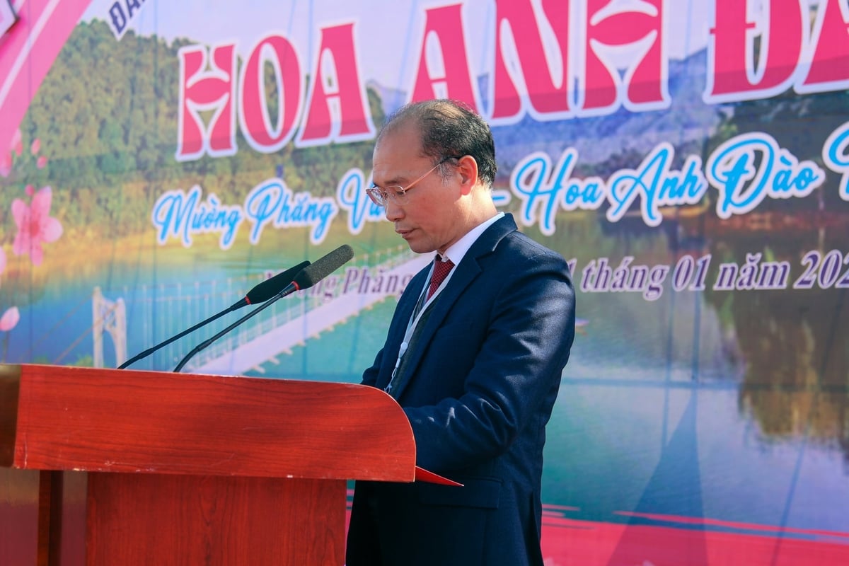 Ông Trần Văn Tuấn, Chủ tịch UBND xã Mường Phăng, phát biểu khai mạc Lễ hội Hoa anh đào. Ảnh: H.C.