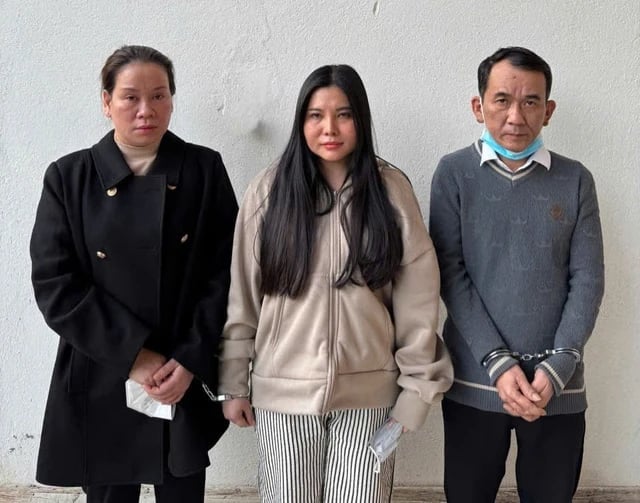 Ngô Thị Dúp và hai nhân viên Trần Thị Hưởng và Nguyễn Đức Vũ (từ trái qua) - cơ sở Hoa Sứ, Mường Thanh. Ảnh: Công an TP Đà Nẵng.