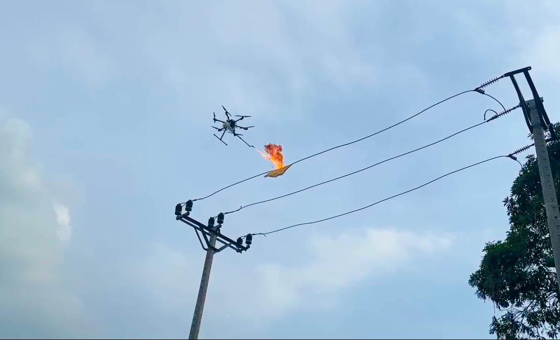 Ứng dụng UAV gắn vòi phun lửa xử lý các mối nguy đe dọa sự cố đường dây, nâng cao an toàn và hiệu quả vận hành lưới điện. Ảnh: EVNNPC.