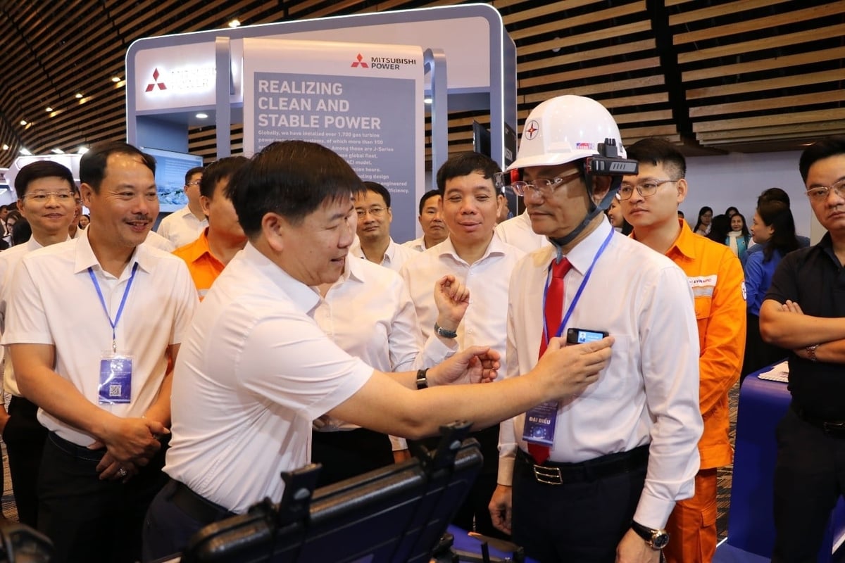 Ông Nguyễn Đức Thiện - Tổng giám đốc EVNNPC thử sản phẩm mũ bảo hộ lao động gắn Camera AI tại gian hàng EVNNPC trong Triển lãm Công nghệ Điện lực - Techshow 2025. Ảnh: EVNNPC.