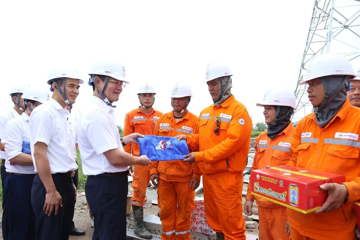 Tổng giám đốc EVNNPC Nguyễn Đức Thiện thăm và tặng quà công nhân trên công trường. Ảnh: EVNNPC.
