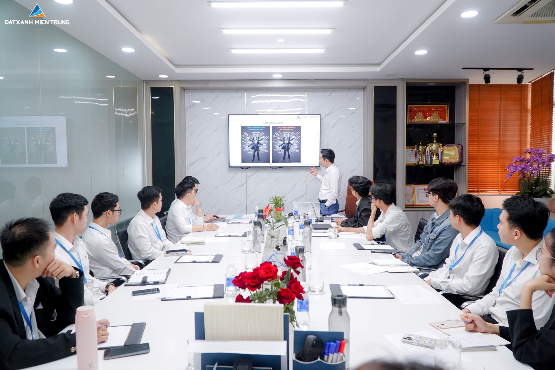 Khóa đào tạo tân tuyển do lãnh đạo Đất Xanh Miền Trung trực tiếp giảng dạy, nhân sự mới nhận chứng nhận sau khóa học. Ảnh: Đất Xanh Miền Trung.