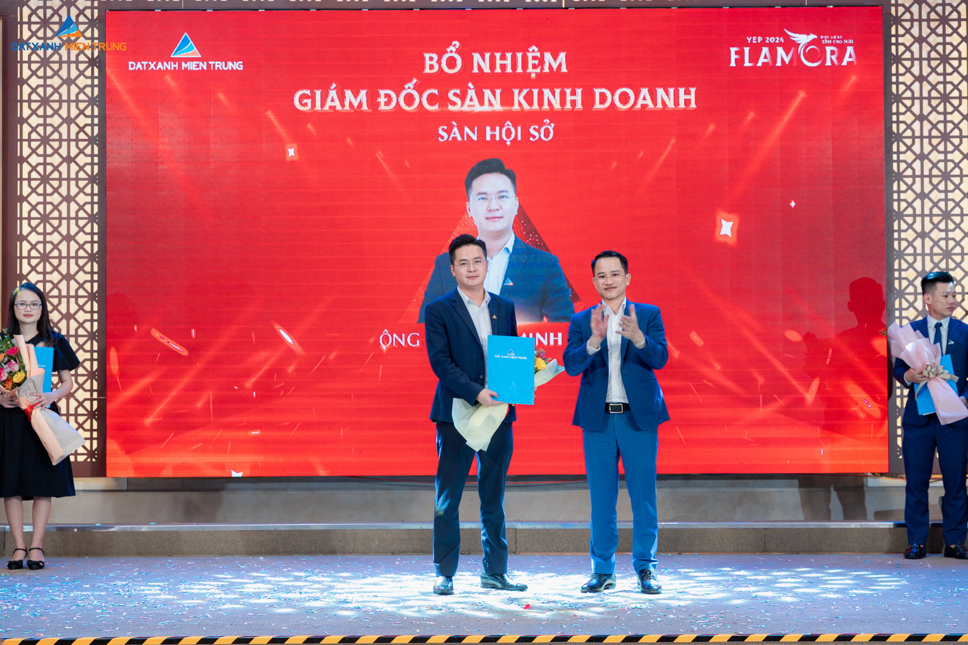 Lãnh đạo Đất Xanh Miền Trung trao quyết định bổ nhiệm tân Giám đốc Sàn Kinh Doanh, nằm trong chương trình phát triển nhân sự nội bộ. Ảnh: Đất Xanh Miền Trung.