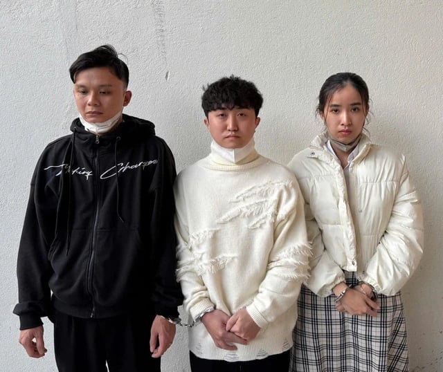 Trần Lâm Huy, Nguyễn Hữu Huy và Trương Thị Thuỳ Dung, nhân viên của Lê Long Việt – quản lý Khu kinh doanh dịch vụ spa, massge khách sạn Samdi. Ảnh: Công an TP Đà Nẵng.