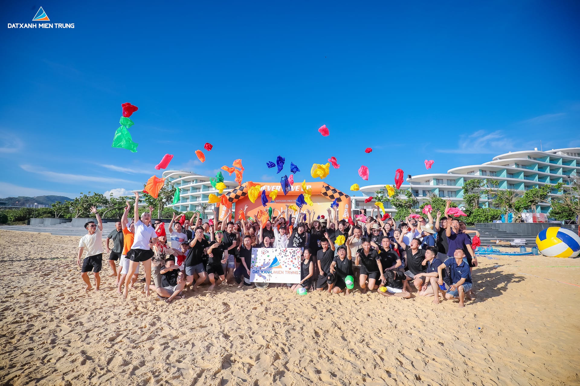 Chuyến du lịch tới resort biển 5 sao Quy Nhơn cho toàn bộ cán bộ nhân viên của hệ thống. Ảnh: Đất Xanh Miền Trung.