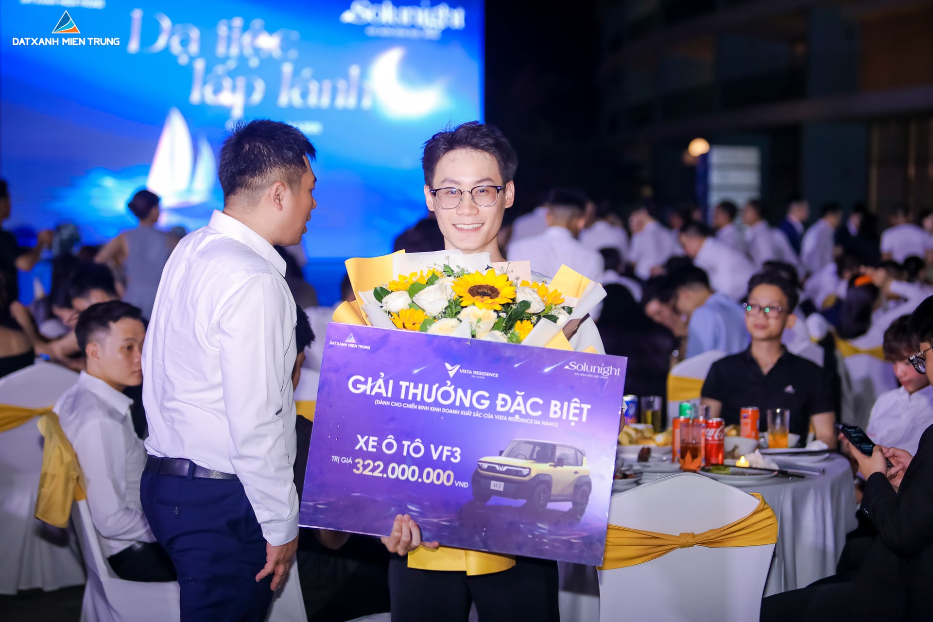 Khoảnh khắc ghi nhận nỗ lực và đóng góp của cán bộ nhân viên Đất Xanh Miền Trung. Ảnh: Đất Xanh Miền Trung.