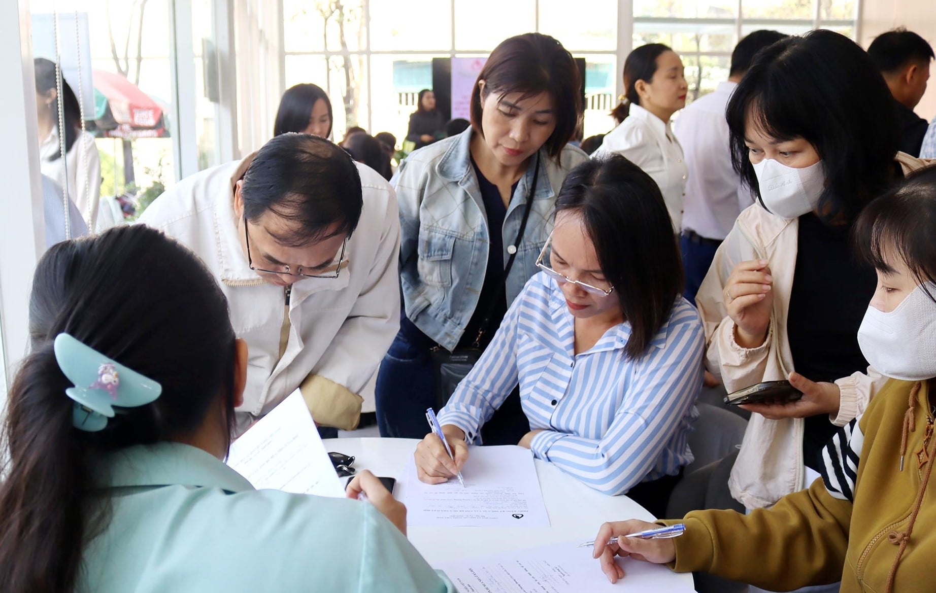 Người dân làm thủ tục hồ sơ mua nhà ở xã hội tại dự án của Công ty CP Kinh doanh nhà Đồng Nai. Ảnh: Thanh Liêm.
