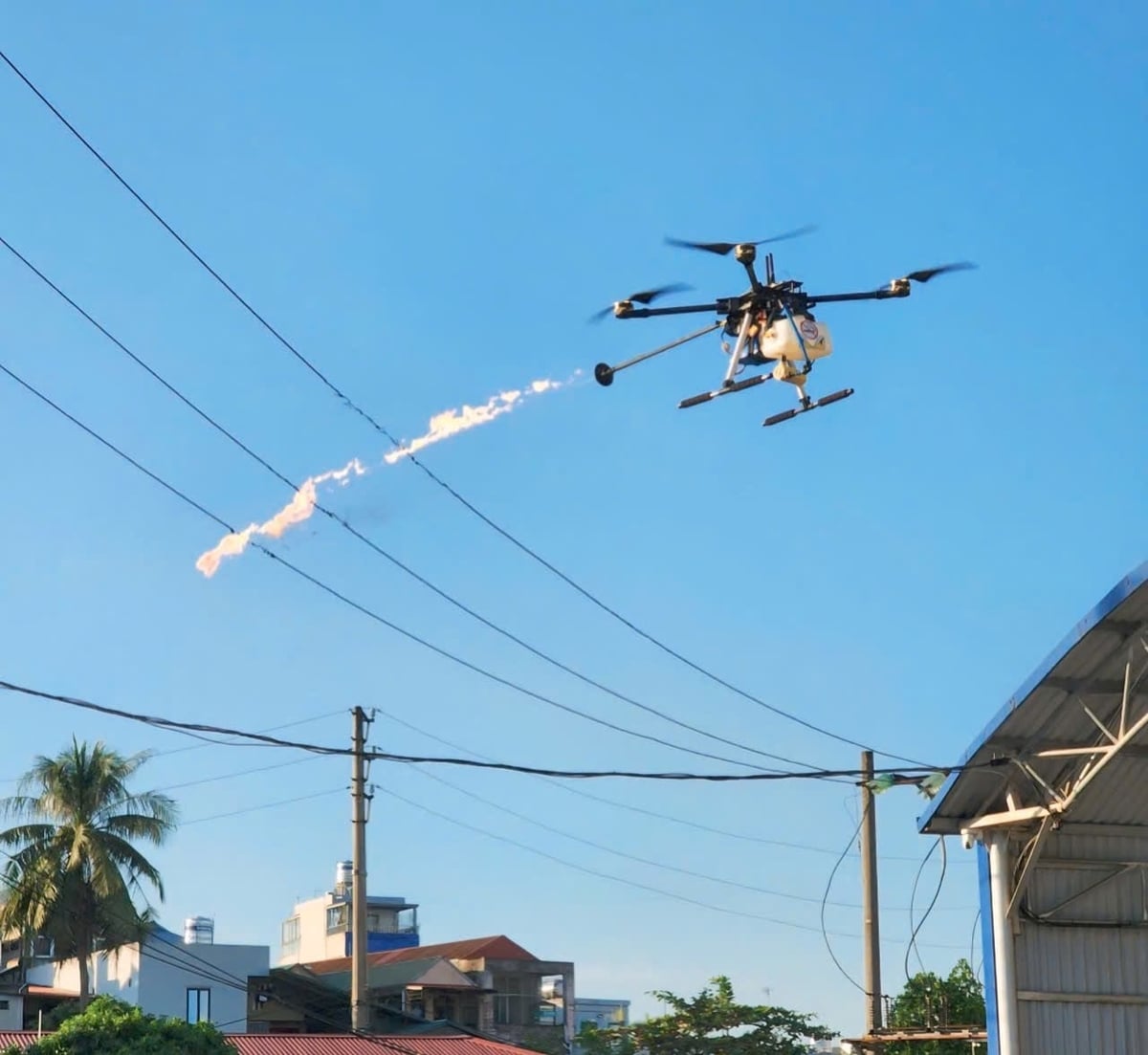 Ứng dụng UAV gắn vòi phun lửa xử lý các mối nguy đe dọa sự cố đường dây, nâng cao an toàn và hiệu quả vận hành lưới điện. Ảnh: EVNNPC.