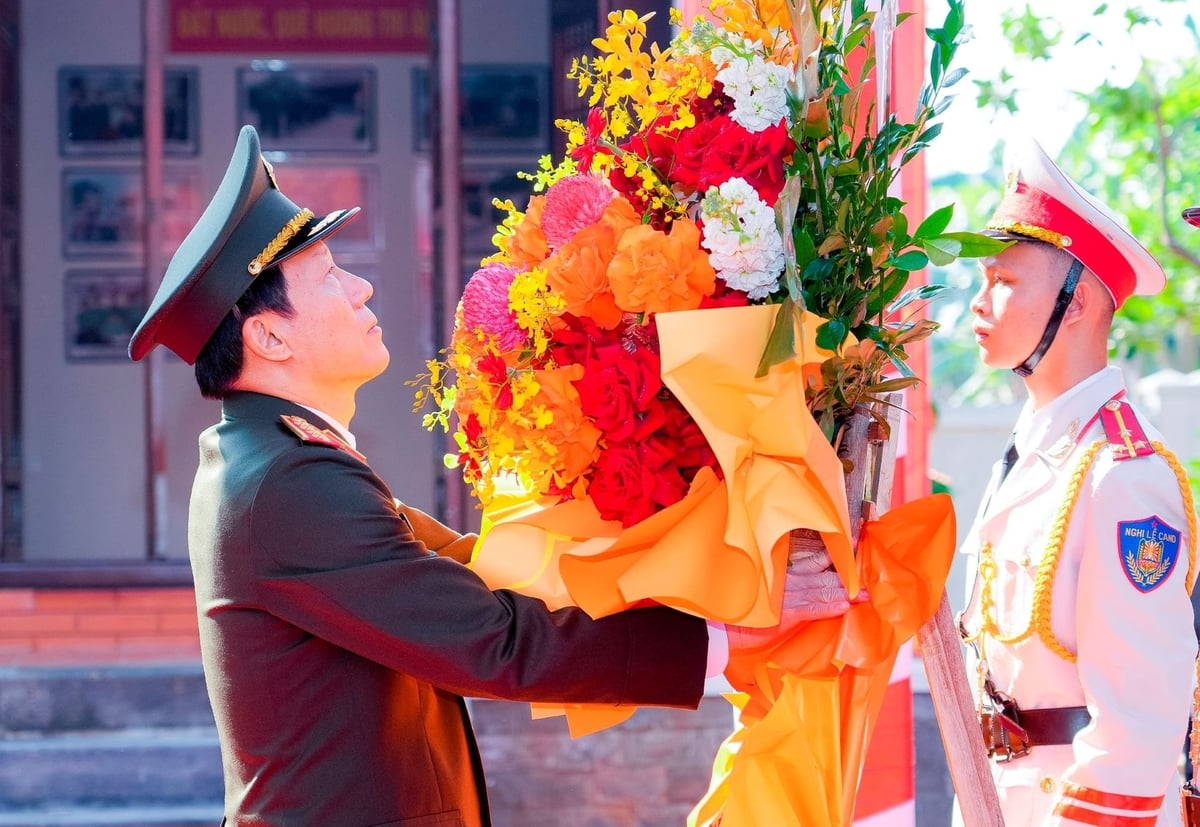 Đại tướng Lương Tam Quang - Ủy viên Bộ Chính trị, Bộ trưởng Bộ Công an dâng hoa tưởng niệm cố Bộ trưởng Trần Quốc Hoàn. Ảnh: Phạm Bằng.