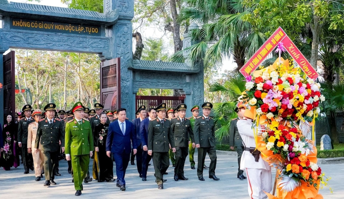 Đoàn đại biểu của Bộ Công an và tỉnh Nghệ An dâng hoa, dâng hương tưởng niệm Chủ tịch Hồ Chí Minh tại Khu Di tích Quốc gia đặc biệt Kim Liên. Ảnh: Phạm Bằng.
