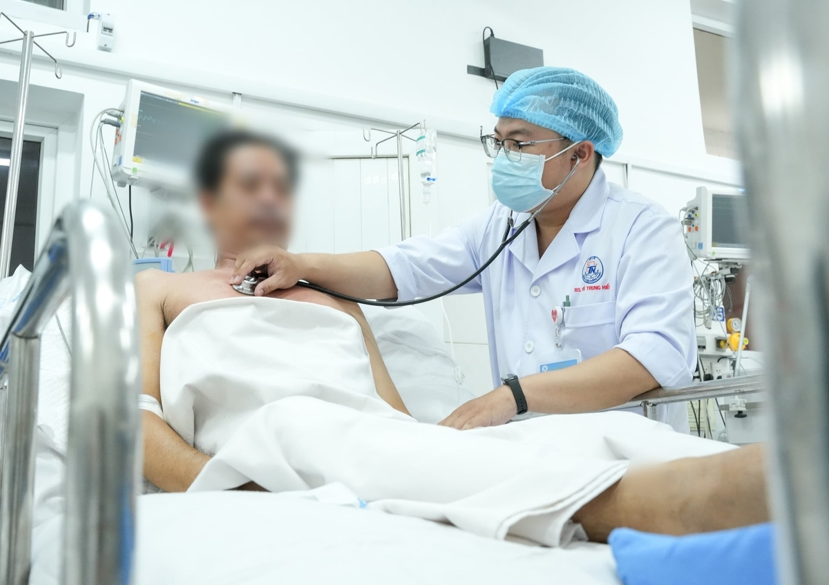 Bác sĩ Vũ Trung Hiếu thăm khám cho bệnh nhân nam sau phẫu thuật. Ảnh: TN.