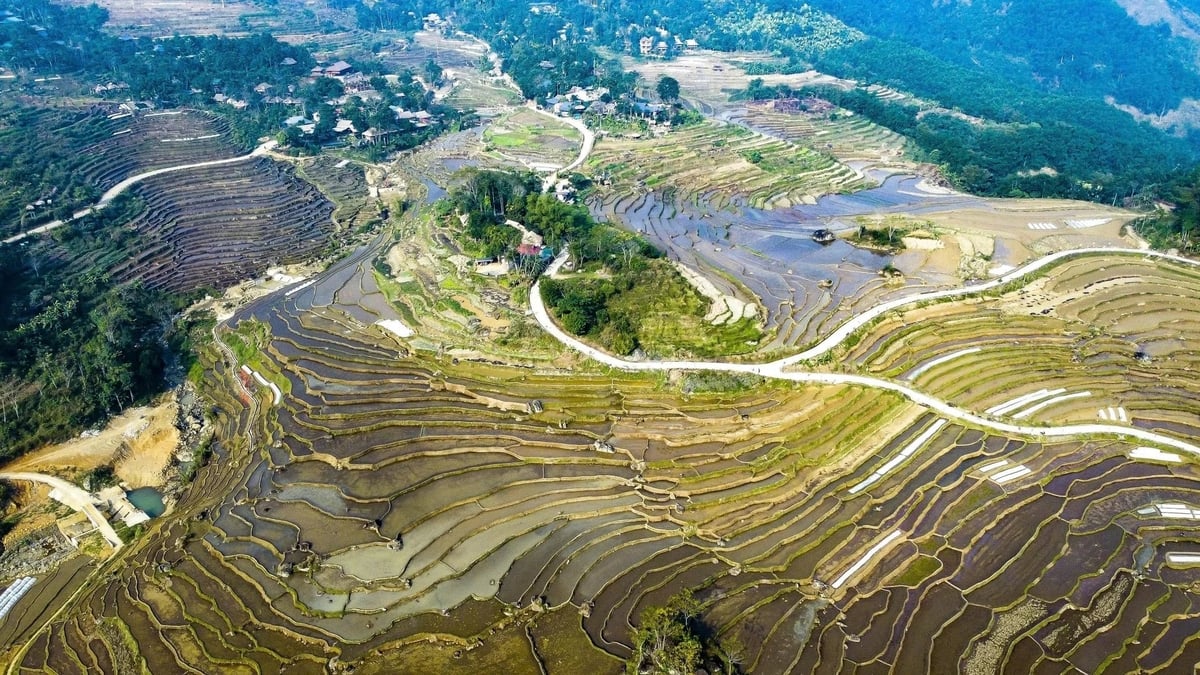 Pù Luông nằm trong Khu bảo tồn thiên nhiên cùng tên, được ví như 'viên ngọc xanh' của miền tây tỉnh Thanh Hóa. Nơi đây, rừng nguyên sinh bao bọc, khí hậu mát mẻ quanh năm, cộng hưởng với đời sống văn hóa phong phú của đồng bào các dân tộc Thái, Mường đã tạo nên những thửa ruộng bậc thang mang dấu ấn giao hòa giữa thiên nhiên và con người. 