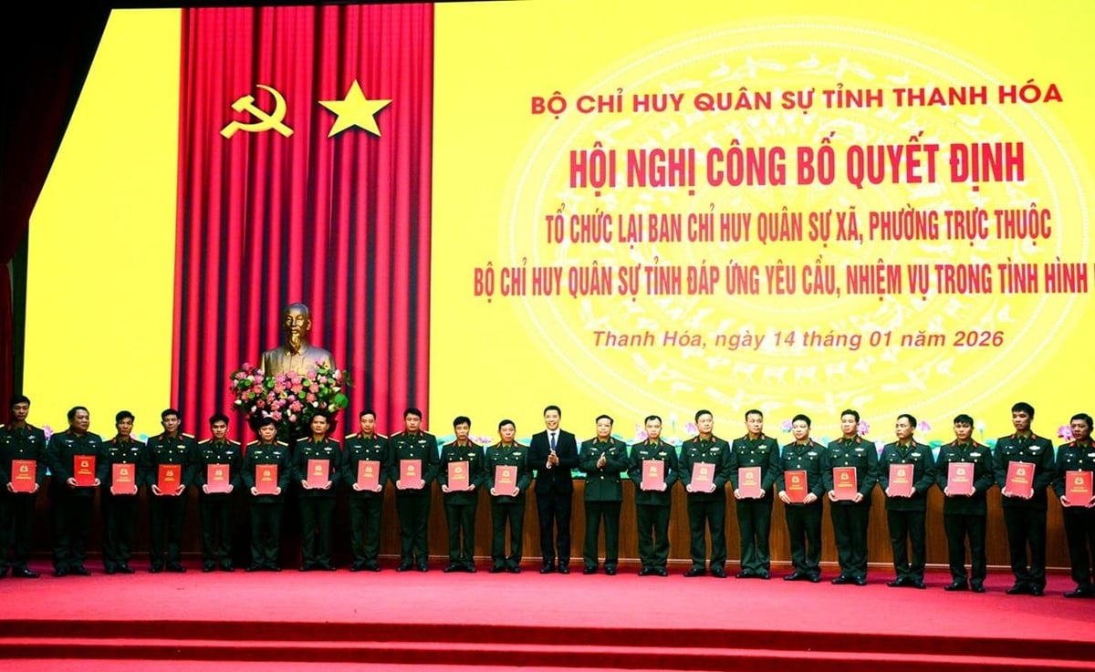 Các sĩ quan chính quy nhận Quyết định chỉ huy trưởng Ban Chỉ huy quân sự cấp xã. Ảnh: TTXVN.