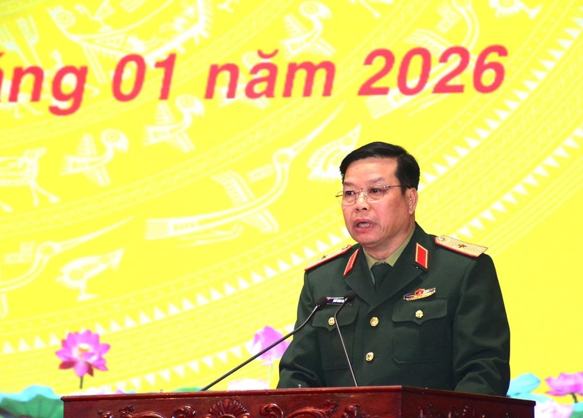 Thiếu tướng Ngô Nam Cường, Phó tư lệnh Quân khu 4, phát biểu chỉ đạo tại Hội nghị. Ảnh: TTXVN.