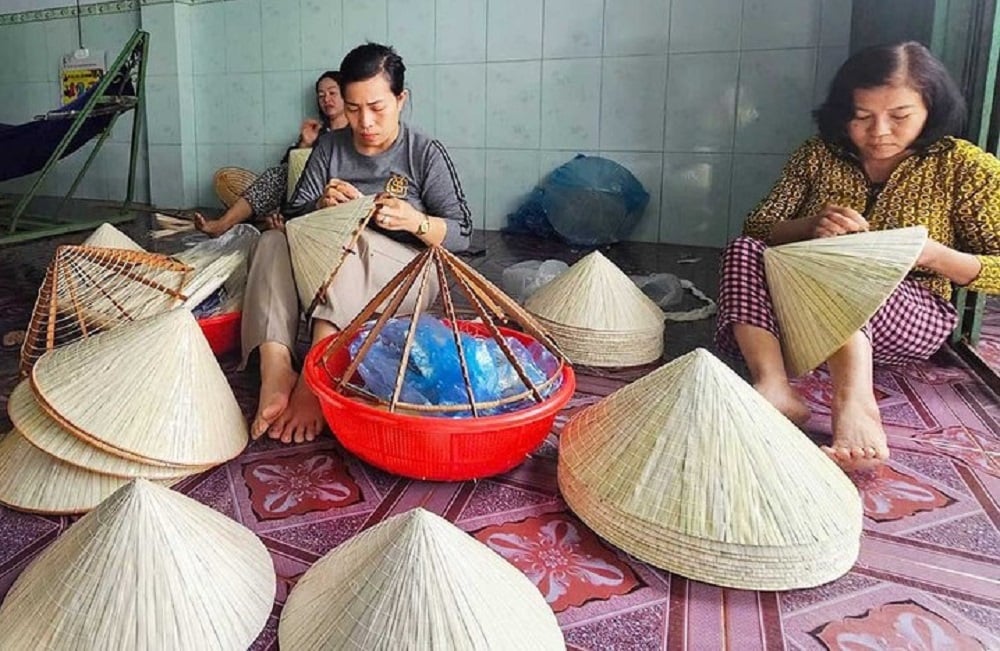 Hiện, ở làng nghề nón lá Gò Găng có 578 hộ dân đang tham gia làm nghề chằm nón lá. Ảnh: Đ.T.