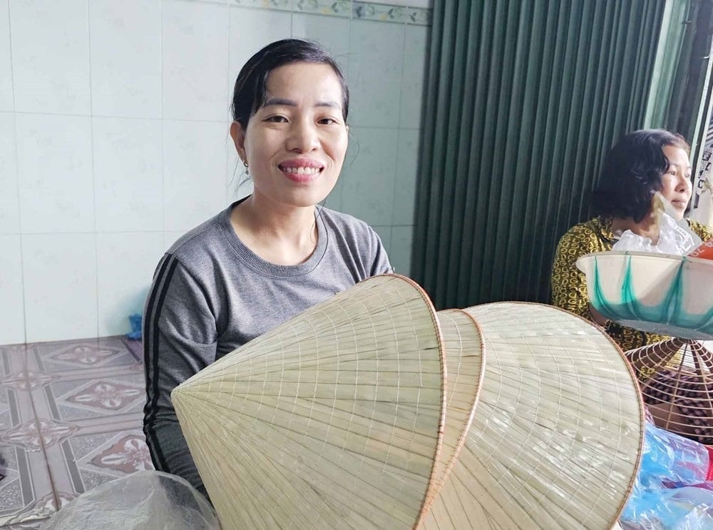Nghề chằm nón lá trở thành nguồn sinh kế bền bỉ nuôi sống nhiều thế hệ người dân tại làng nghề nón lá Gò Găng. Ảnh: Đ.T.
