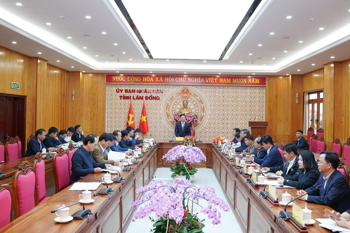Phát biểu tại Lễ công bố, đồng chí Hồ Văn Mười, Phó Bí thư Tỉnh ủy, Bí thư Đảng ủy, Chủ tịch UBND tỉnh Lâm Đồng chúc mừng ông Lê Trọng Yên được Ban Thường vụ Tỉnh ủy tin tưởng, tín nhiệm giao trọng trách mới. Ảnh: PH.