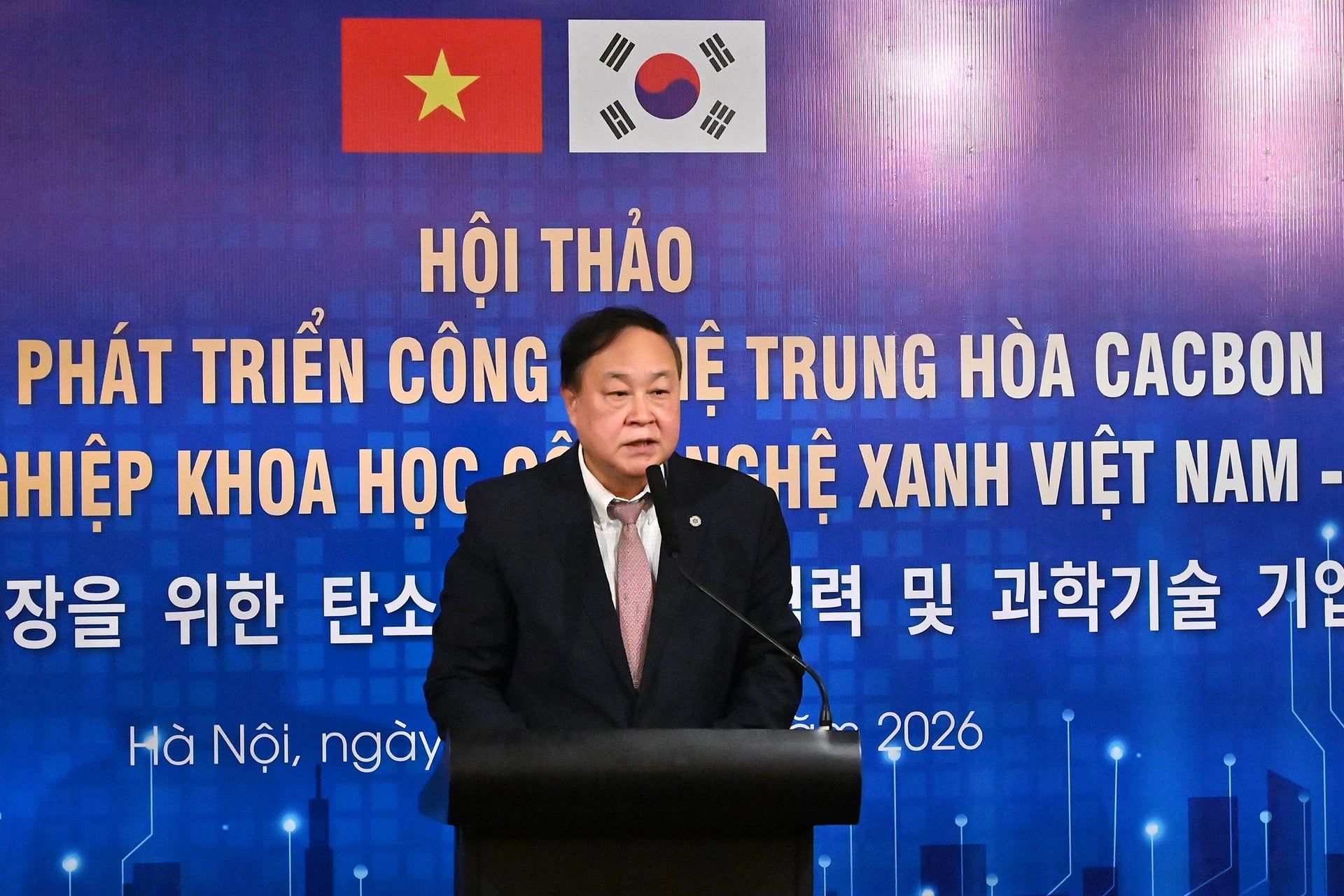 Đại diện phía Hàn Quốc, GS Hyun Dong Hyun phát biểu khai mạc tại Hội thảo. Ảnh: Kiều Chi.
