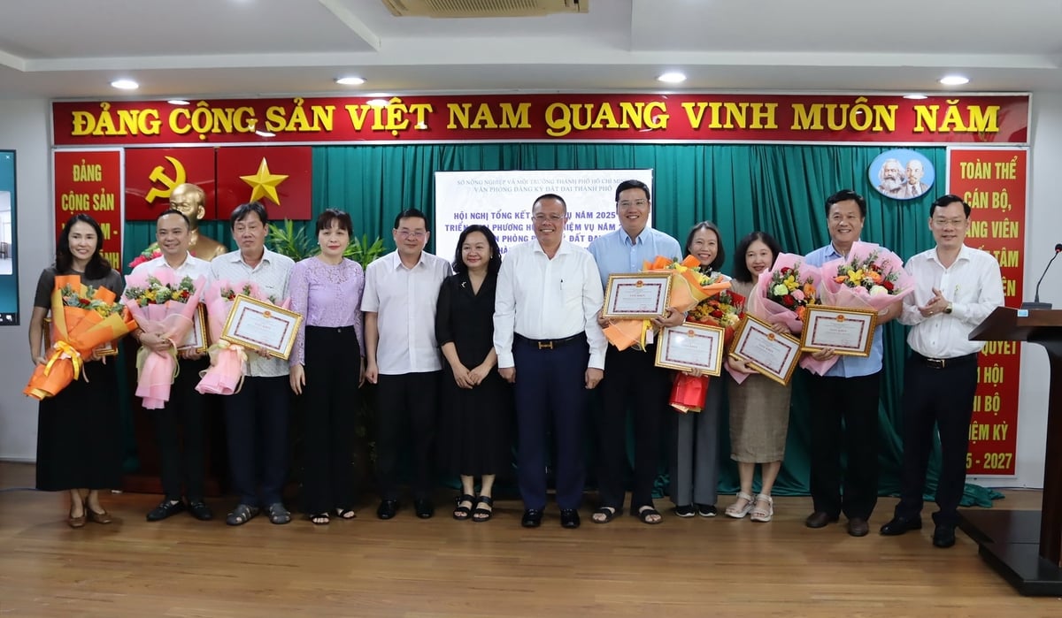Các tập thể Văn phòng Đăng ký đất đai TP.HCM nhận Giấy khen năm 2025 của Giám đốc Sở Nông nghiệp và Môi trường TP.HCM tại Hội nghị. Ảnh: Tường Tú.