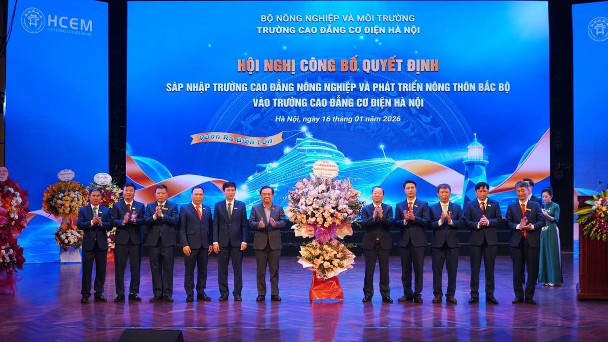 Ông Lê Minh Hoan, Ủy viên Ban Chấp hành Trung ương Đảng, Phó Chủ tịch Quốc hội tặng hoa chúc mừng Trường Cao đẳng Cơ điện Hà Nội. Ảnh: HT. 