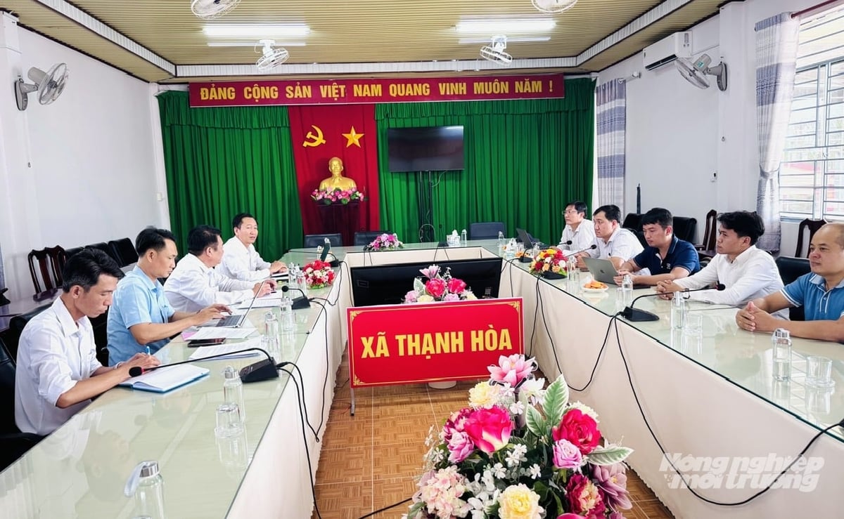Quang cảnh buổi làm việc giữa đoàn công tác với lãnh đạo xã Thạnh Hòa, trao đổi định hướng phát triển nông nghiệp và chuyển đổi số ở cơ sở. Ảnh: Lê Hoàng Vũ.