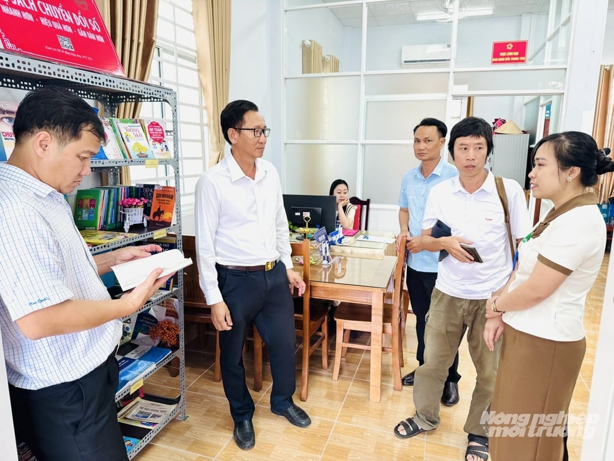 Đoàn công tác tham quan không gian 'kệ sách chuyển đổi số', tại xã Thạnh Hòa tìm hiểu cách kết hợp sách giấy và mã QR phục vụ cộng đồng. Ảnh: Lê Hoàng Vũ.